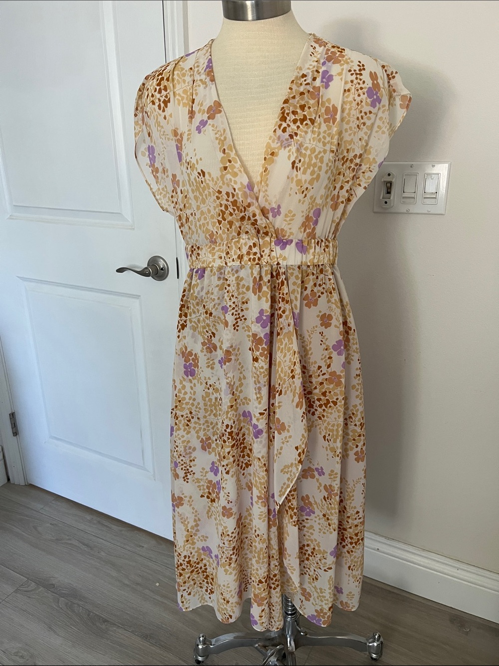 New Women’s Floral V-Neck Midi Dress in Cream and Lavender